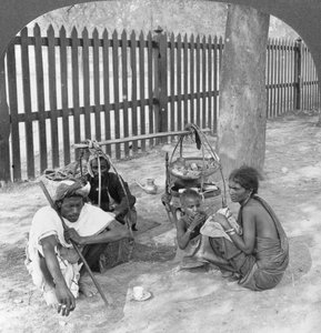 ビルマのマンダレー近くの道端での朝食、1908年。 作： Stereo Travel Co