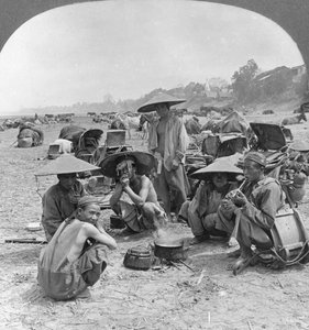 1908年、ビルマのバーモで中国でキャンプに向かうキャラバン 作： Stereo Travel Co