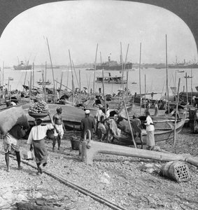 ビルマのイラワジ川に面したラングーンの港、1908年