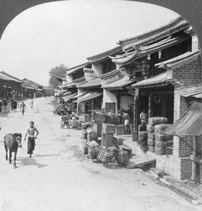 チャイナクォーターのメインビジネスストリート、バーモ、ビルマ、1908 作： Stereo Travel Co