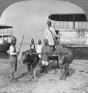 ビルマ、1898年にインドの兵士を護衛する軍用輸送カート。 作： Stereo Travel Co