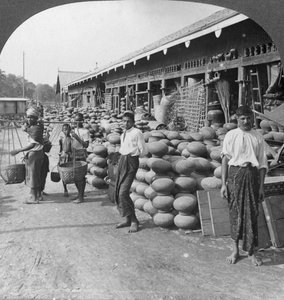 ビルマ、マンダレーの路上にある陶器店。1908年。 作： Stereo Travel Co