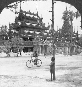 クイーンズ黄金修道院、マンダレー、ビルマ、1908年。 作： Stereo Travel Co