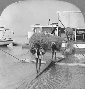 1908年、ビルマのイラワディ川に船を降ろす
