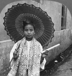 巨大な葉巻を保持しているビルマの若い女性、ラングーン、ビルマ、1908