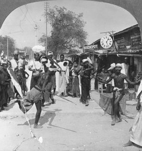 剣舞を踊る若い男性、ビルマ、1908 作： Stereo Travel Co