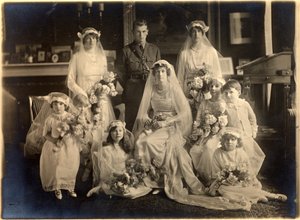 ブランシュ・キャベンディッシュ夫人とアイバン・マレー大佐の結婚式の集合写真 1919年4月21日、ランズドーン・ハウスのガード・チャペル（モノクロ写真