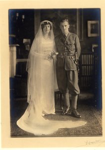 1919年4月21日、ランズドーン・ハウスのガード・チャペルで行われたブランシュ・キャベンディッシュ夫人とアイバン・マレイ・コボルド大佐の結婚式（モノクロ写真）。