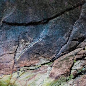 色とりどりのひび割れた岩 作： 