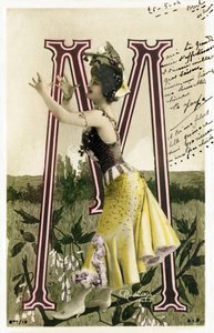 M：Mlle Marville、1900年代のアーティスト-はがきのアルファベット 作： Studio Reutlinger