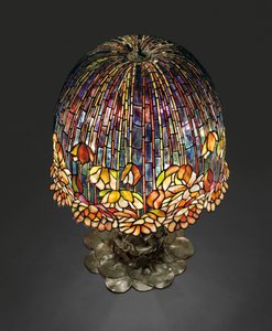 「池のユリ」テーブルランプ、1903年頃（鉛ガラスと緑青銅）