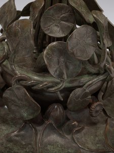 「池のユリ」テーブルランプ、1903年頃（鉛ガラスと緑青ブロンズ） 作： Studios Tiffany