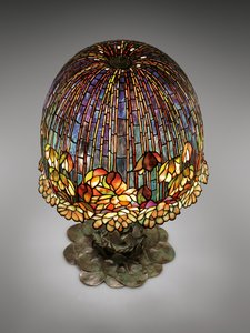 「池のユリ」テーブルランプ、1903年頃（鉛ガラスと緑青ブロンズ）