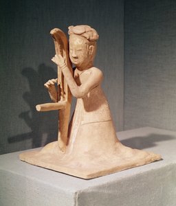 ハープを弾く着席ミュージシャン（テラコッタ塗装） 作： Sui Dynasty Chinese School