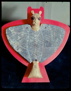 獅子頭鷲の形の胸当て、テルハリリ（古代マリ）紀元前2500年頃（金、銅、ビチューメン、ラピスラズリ）