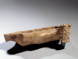メソポタミアの美術。雄牛をあしらったランプ（アルバトレ）シュメール時代（紀元前2400年頃）。パリ、ルーヴル美術館（Musee Du Louvre 作： Sumerian Mesopotamian School