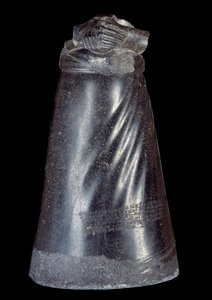 メソポタミア：アガデの王、マニシュトゥス（Manishtousu）（紀元前2270～2254年）の閃緑石像の下半分。紀元前2300年から2250年。スーサ（バビロン）の遺跡から。日 0,88 m パリ、ルーヴル美術館 作： Sumerian Mesopotamian School
