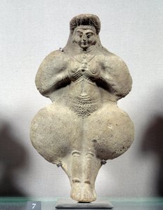 東洋美術：豊穣の女神イシュタルの表現と思われる、胸を抱く女性のテラコッタ像。スーサ出土。イラン。エラム語時代。紀元前14-12世紀。太陽0.16m ルーヴル美術館 作： Sumerian Sumerian