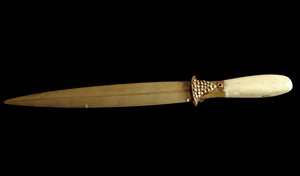 シュメール文明：金の短剣（29cm）。ウルのウェブサイトより。バグダッド、国立イラク博物館 作： Sumerian Sumerian