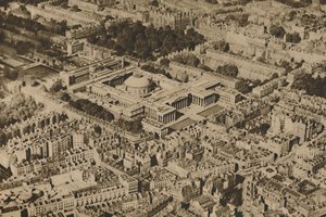 「ブルームズベリーの密集した木々に囲まれた大英博物館の小説ビュー」、c1935。
