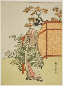 フェンスの横でフルートを演奏する若い男 作： Suzuki Harunobu