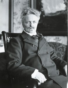 ストックホルムの自宅でのAugust Strindberg（モノクロ写真 作： Swedish Photographer