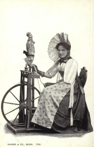 糸車に座っている女性