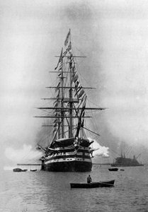 HMSウェリントン公爵が1896年、ハンプシャーのポーツマスで旗艦としてロイヤルサルートを解雇した。 作： Symonds and Co