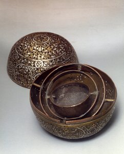 東洋美術。15世紀後半から16世紀初頭、シリアのBurle香水（バーンパーフューム）またはハンドウォーマー（ハンドウォーマー）。銅合金の槌目に墓の装飾、ピアス、金・銀・黒のペーストを象嵌したもの。パリ、ルーヴル美術館（Musee Du Louvre
