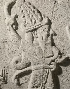 神と一緒に捧げ物をするスルメリ王、神の細部 作： Syrian Syrian