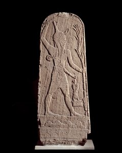 東洋美術：稲妻のバアル神のステイル。(王を守る神戦士）紀元前15世紀の彫刻、シリア。パリ、ルーヴル美術館（Musee Du Louvre 作： Syrian Syrian
