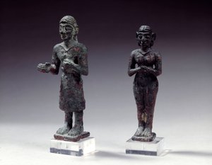 紀元前2300年から2000年のシリアのブロンズ製崇拝者と女神の像。パリ、ルーヴル美術館