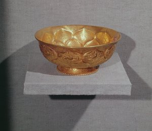 蓮の花びらの型押しボウル（金） 作： Tang Dynasty Chinese School
