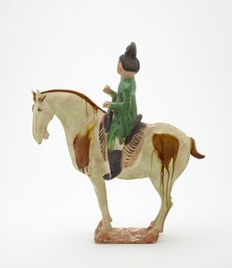 馬に乗った男、唐王朝、700〜750年頃（鉛ケイ酸塩釉薬と細部を描いた土器）