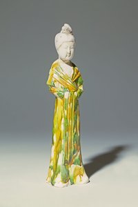 立っている宮廷婦人・唐代の三彩淡陶器図（陶）