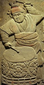 音楽家が描かれたテラコッタ製の石碑、唐時代（618～907年）、陝西省で発見、西安の石林博物館。写真撮影、レオナルド・デ・セルバ、中国、2006年 作： Tang Dynasty Chinese School