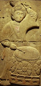 音楽家が描かれたテラコッタ製の石碑、唐時代（618～907年）、陝西省で発見、西安の石林博物館。写真撮影、レオナルド・デ・セルバ、中国、2006年 作： Tang Dynasty Chinese School
