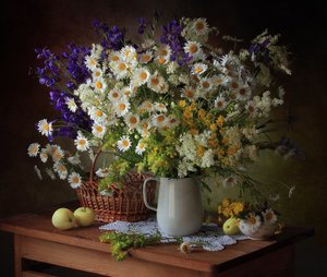 夏の野の花の静物画 作： Tatyana Skorokhod