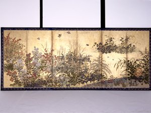 花と蝶（紙にインク、色、金箔） 作： Tawaraya Sotatsu