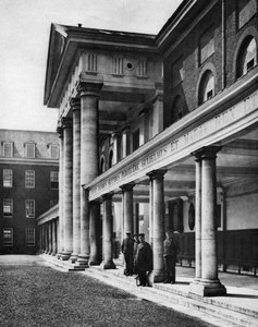 1926年から1927年にロンドンのチェルシーロイヤル病院の四角形にいる年金受給者。 作： Taylor