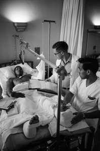 ベトナム戦争で負傷したアメリカ兵がクラーク航空の病院に空輸される。