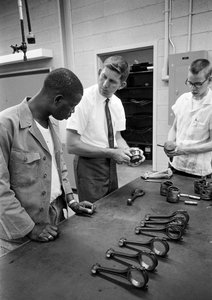 1965年、ノースカロライナ工業訓練センターで自動車整備士訓練... 作： Ted Spiegel