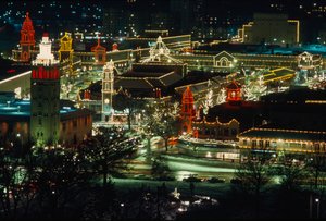 夜のクリスマス・イルミネーション、カンザスシティ 作： Ted Spiegel