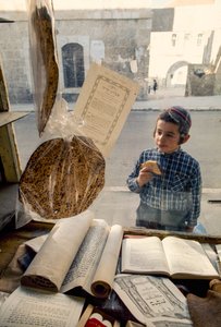 宗教書店でケーキを食べる保守的なユダヤ人の少年。
