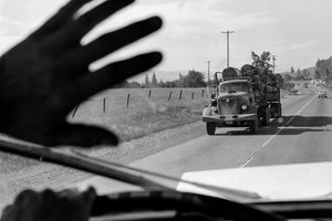 他のトラックに手を振る伐採車の運転手。 作： Ted Spiegel