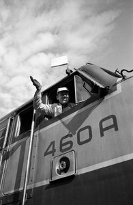 グレート・ノーザン鉄道の機関士がEMD E7機関車の運転室から手を振っている。