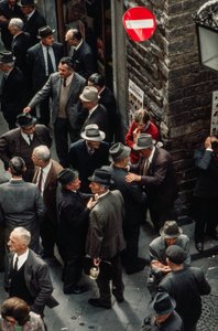 農家や帽子をかぶった男たちが集まる金曜農産物市。 作： Ted Spiegel