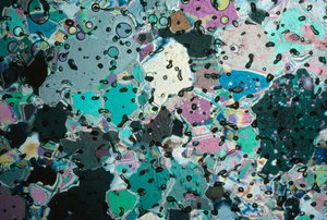コアの中の氷の結晶は、さまざまな角度で色を反射する 作： Ted Spiegel