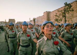 イスラエル軍兵士がエルサレム旧市街の城壁を行進、古代パッソを復活させる 作： Ted Spiegel