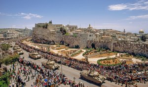 イスラエルの武器と兵士が独立記念日に旧ヨルダン領内をパレード... 作： Ted Spiegel